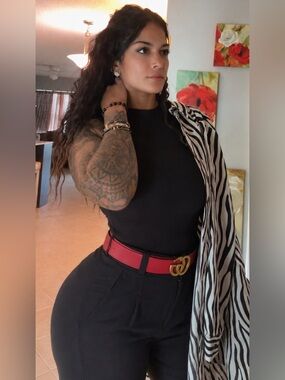 Beautiful zebra-print long sleeve top. Bold style for any outfit. 🖤🤍